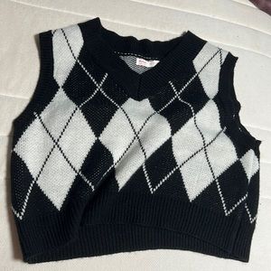 ROMWE  little V cut black and white sweater vest
